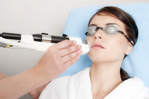 Effectuer une procédure de resurfaçage de la peau au laser. 