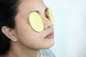 l'utilisation de pommes de terre pour rajeunir le contour des yeux