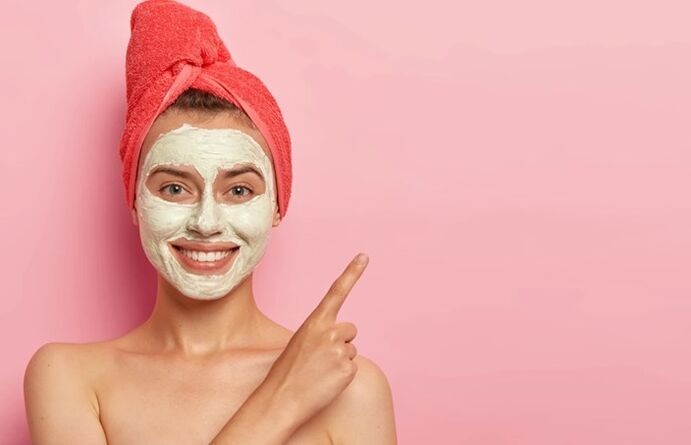 Utilisez un masque à base de plantes pour les soins et le rajeunissement de la peau du visage. 